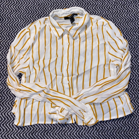 Forever 21 Crop Button Up - Picture 2 of 3